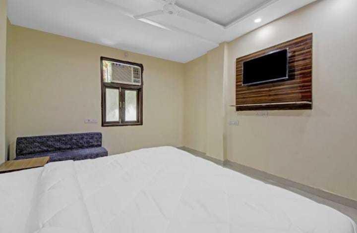 O Dg Dwarka Mor Near Dwarka Mor Metro Station